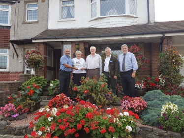 ouncillors Turpin and Williams with the winning couple in their garden